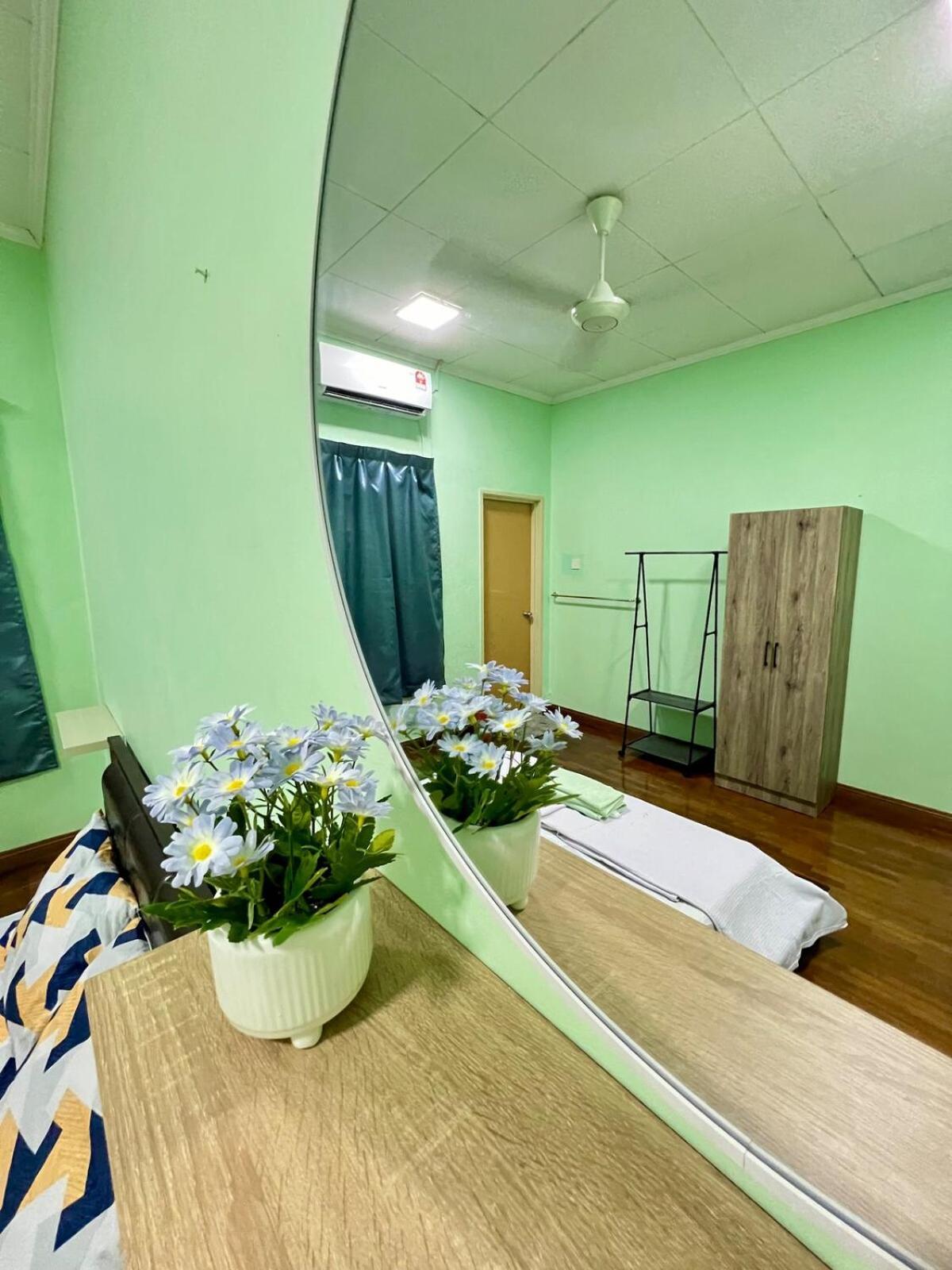 Rini Utama Homestay สกูได ภายนอก รูปภาพ